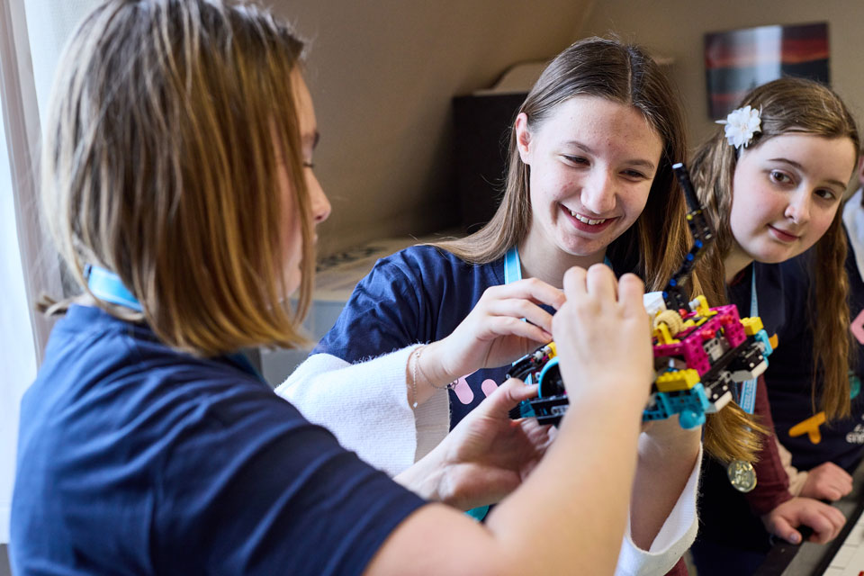 Schülerinnen bauen mit LEGO Steinen bei der FIRST LEGO League Challenge