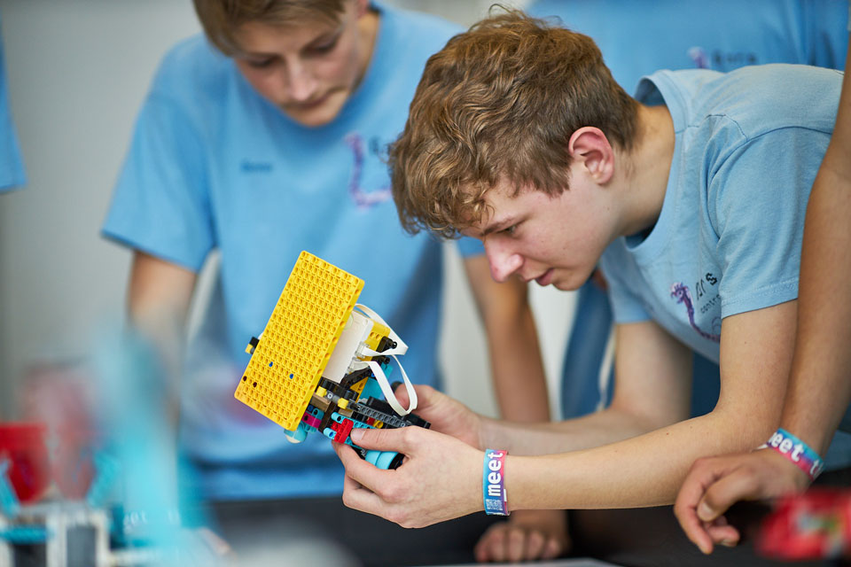 Zwei Schüler bauen bei der FIRST LEGO League Challenge