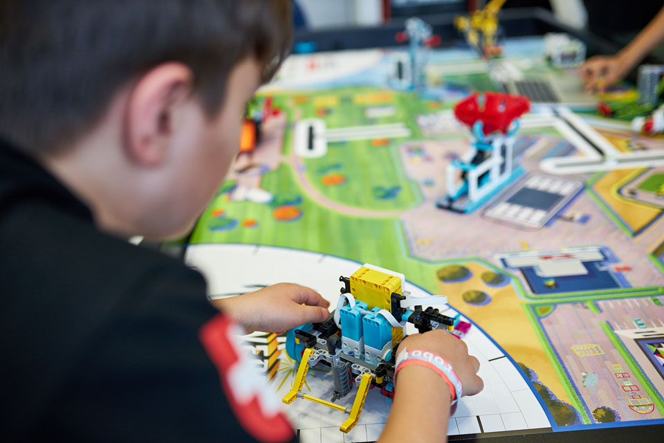 Schüler baut mit LEGO Bausteinen bei der FIRST LEGO League Challenge