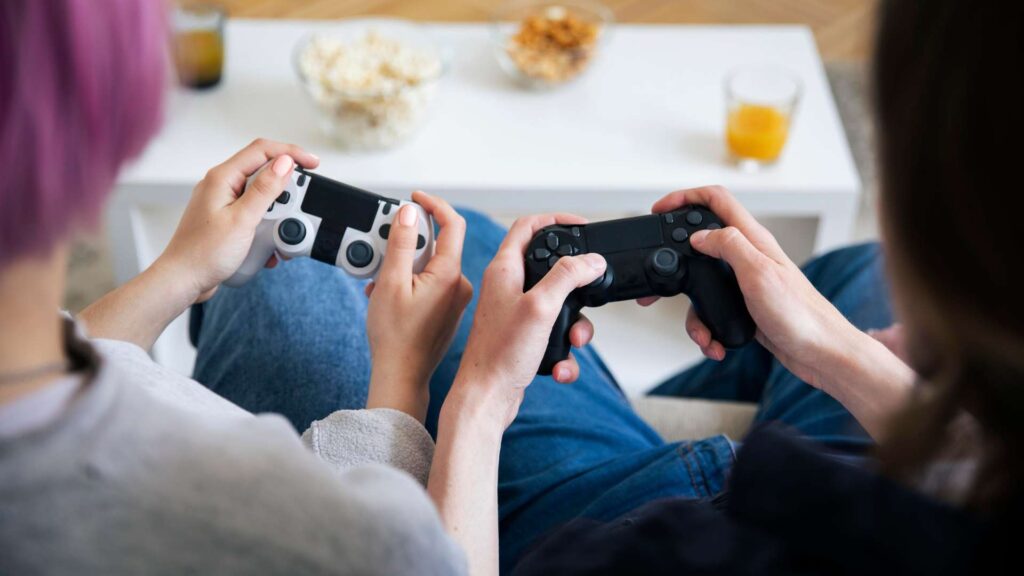 Zwei Frauen spielen Videospiele